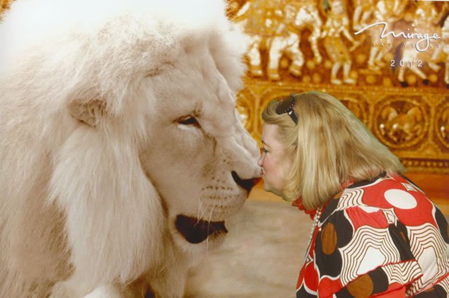 elaine-lindsay-lion-siegfried-roy-las-vegas-2012 elaine-lindsay-lion-siegfried-roy-las-vegas-2012