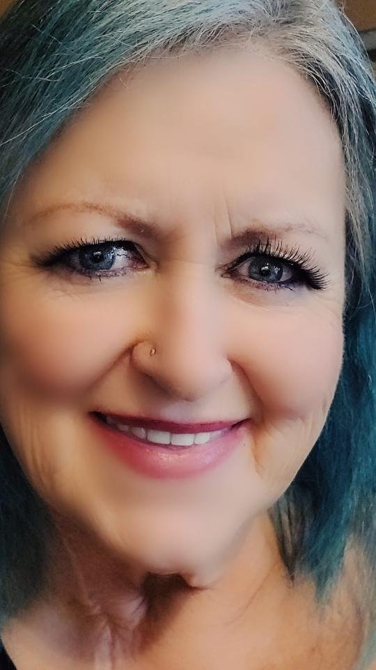 speaker-podcast-host-suicide-zen-forgiveness elaine Lindsay headshot Speaker Podcast Hist Suicide Zen Forgiveness