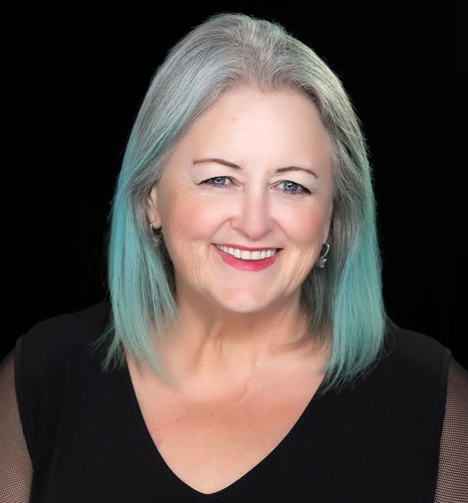 Elaine Lindsay Speaker Digital Advisor headshot crop- by Michelle Valberg